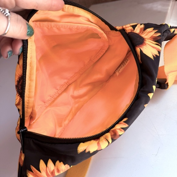 NWOT Sunflower Print Fanny Pack - Picture 3 of 4